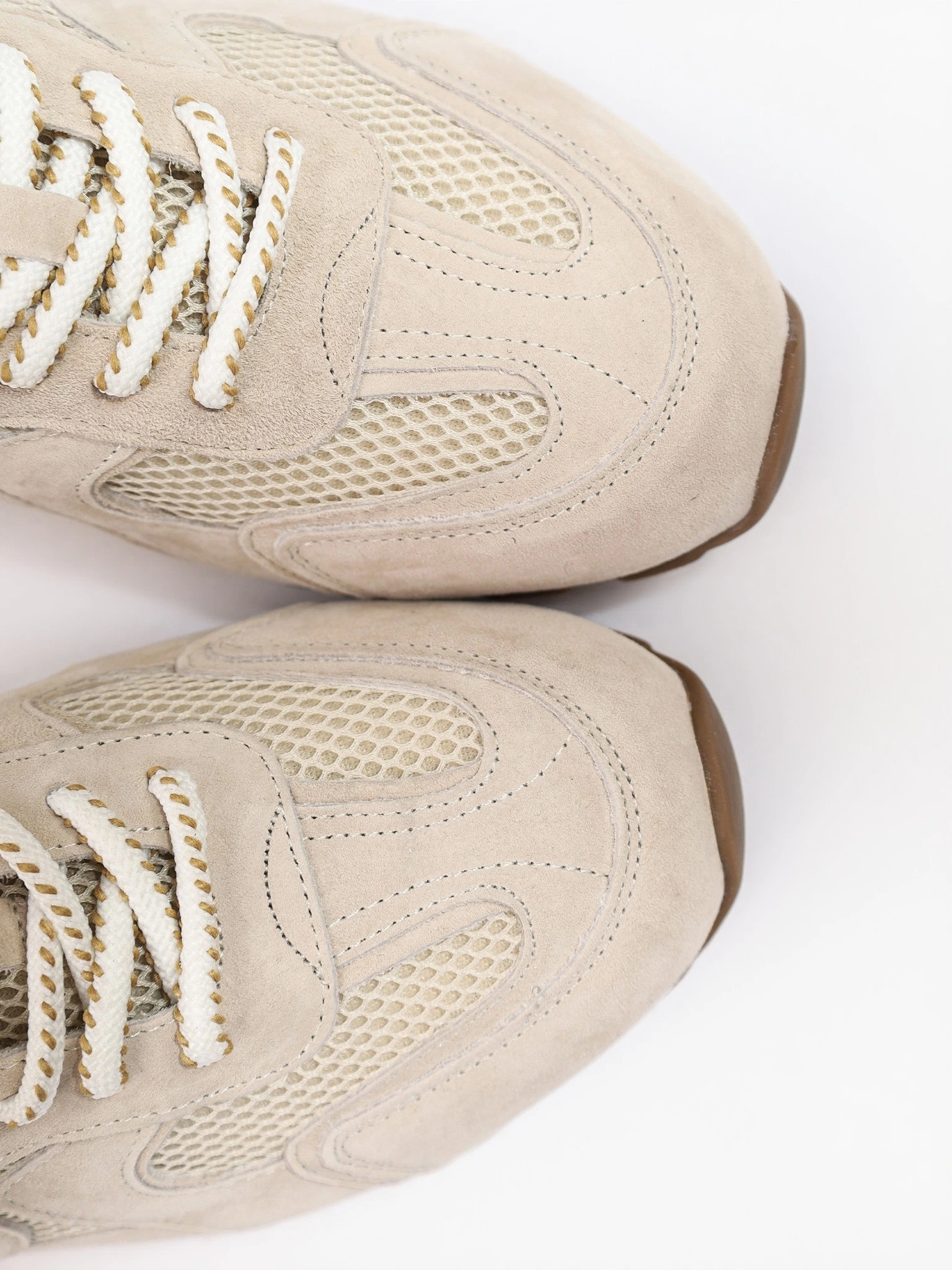 Кроссовки комбинированные серого цвета на низкой подошве